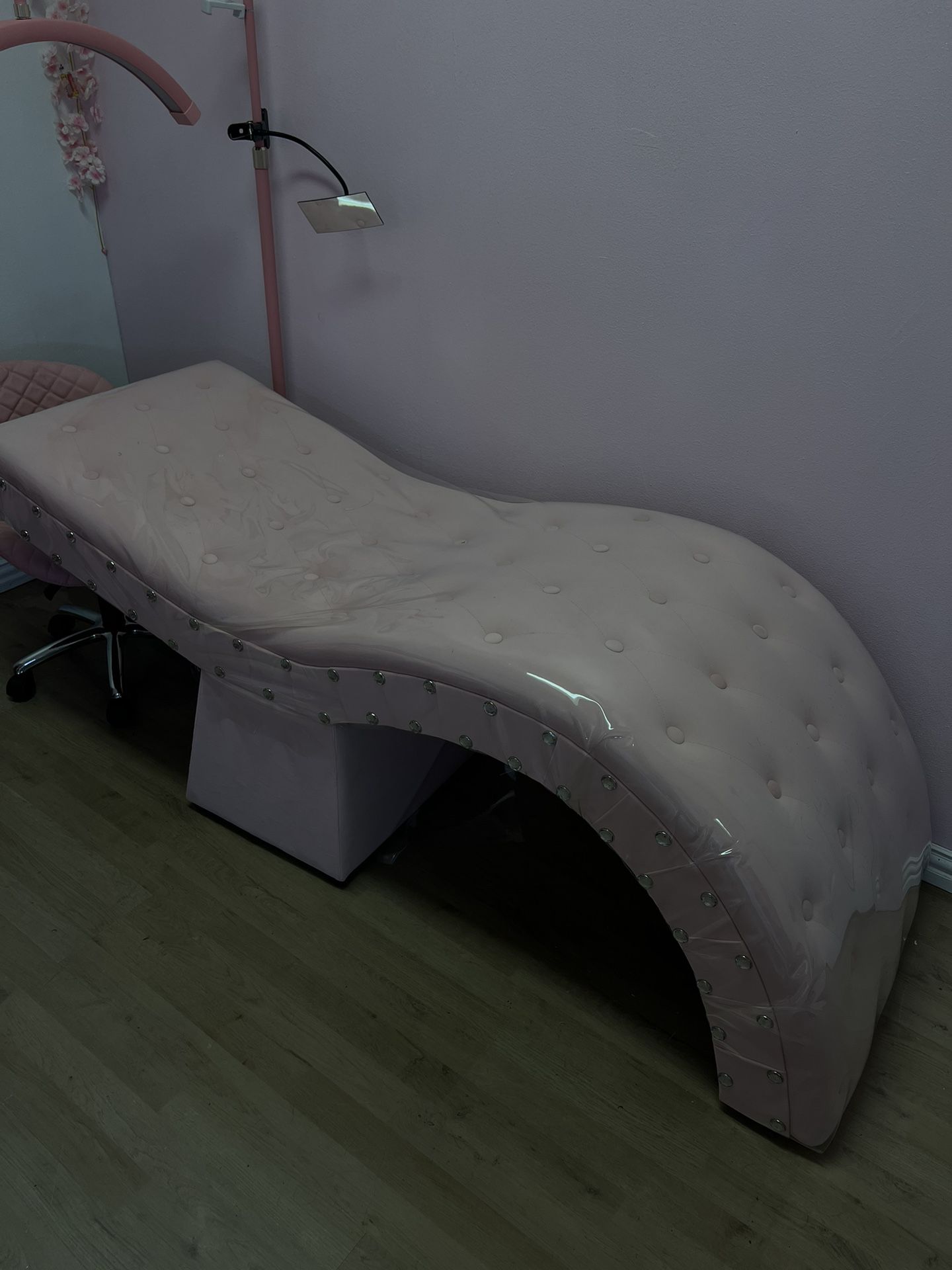 Curved lash bed with light