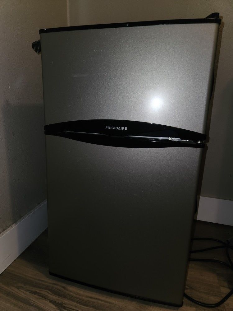 Frigidaire Mini Refrigerator