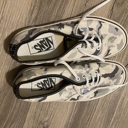 Kids NEW VANS   Unisex size 4/44 Gray Camo Print