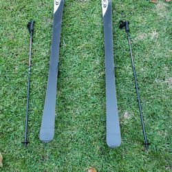 60 inch salomon verse 9 skis with 48 inch axis ski poles