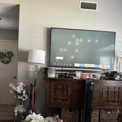 60” Samsung TV & Wall Mount