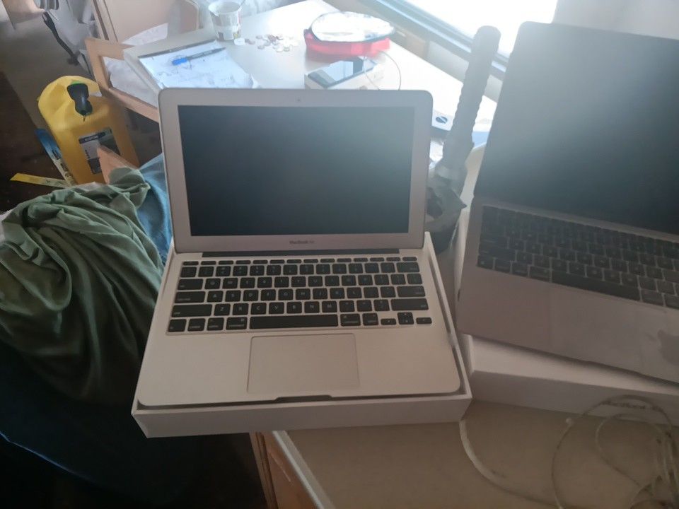 MacBooks,Macbook Air, Acer Ferrari, New Battery 12 Volt
