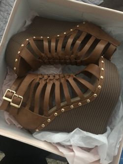 Tan strappy wedges hot hot!!! 🔥 6.5