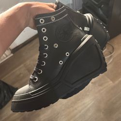 Converse Size 7 Women 