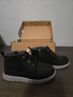 UGG Kids Canoe Size 8 New In Box