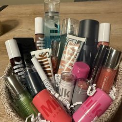 Milk Make Up 20 Pieces Basket 