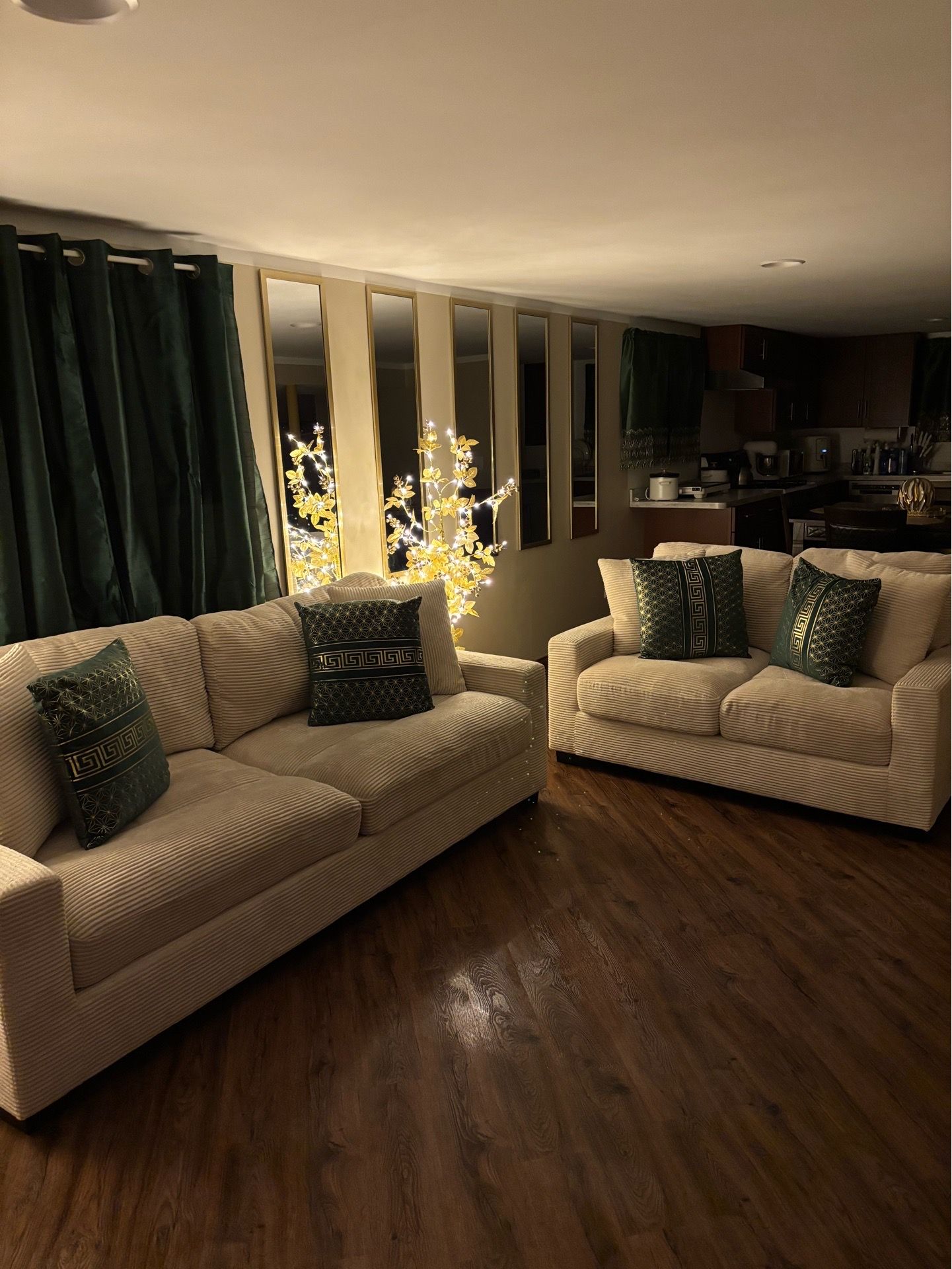 Selling my brand new living room, set non-smoking pet free