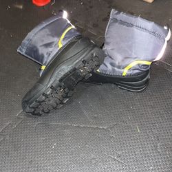 Size 5 Boys Snow boot With Excellent Inside/ Outside And The Treads 