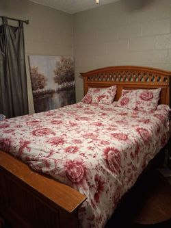 Six piece queen bedroom set