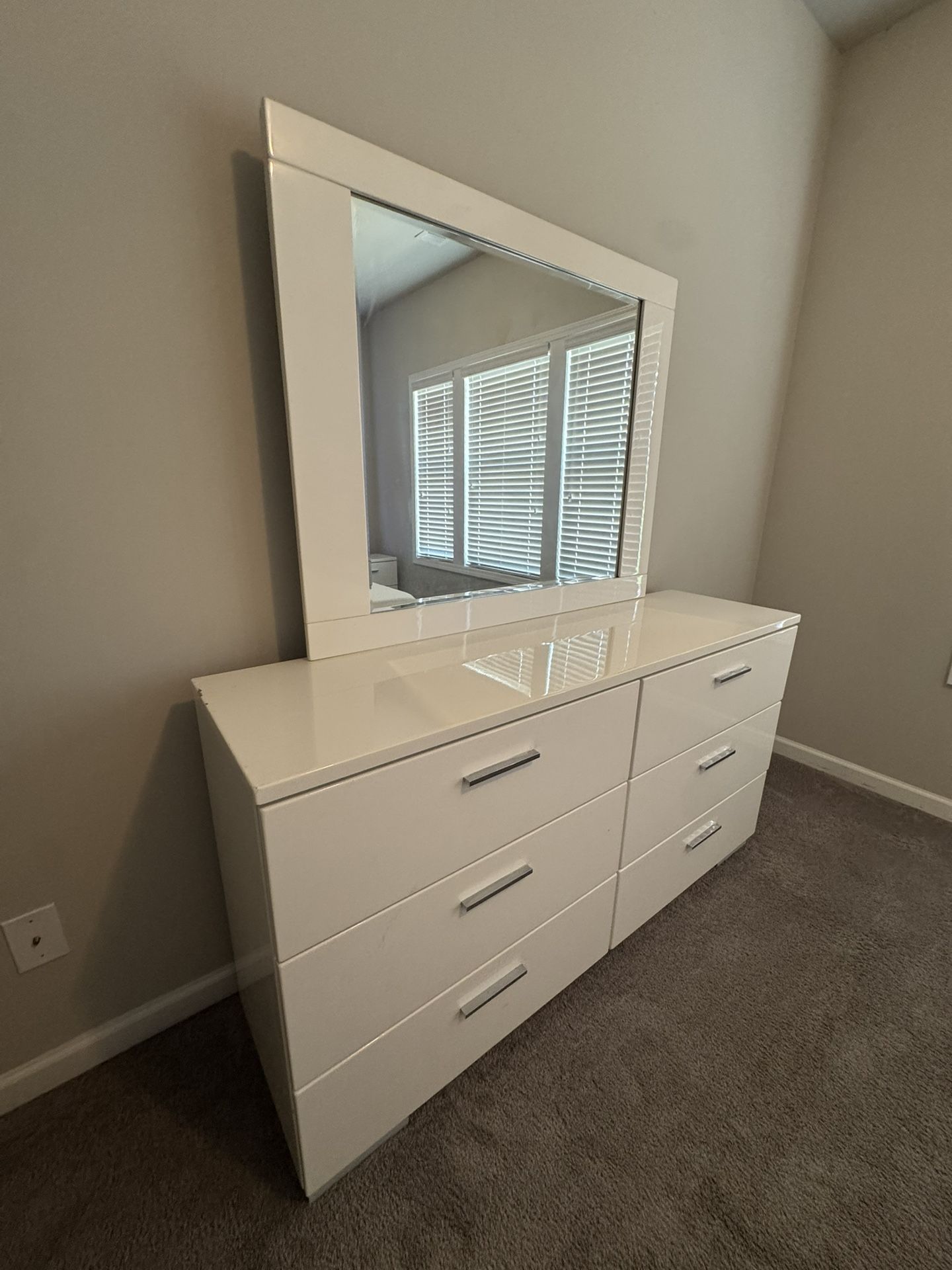 Queen Bedroom Set For Sale!