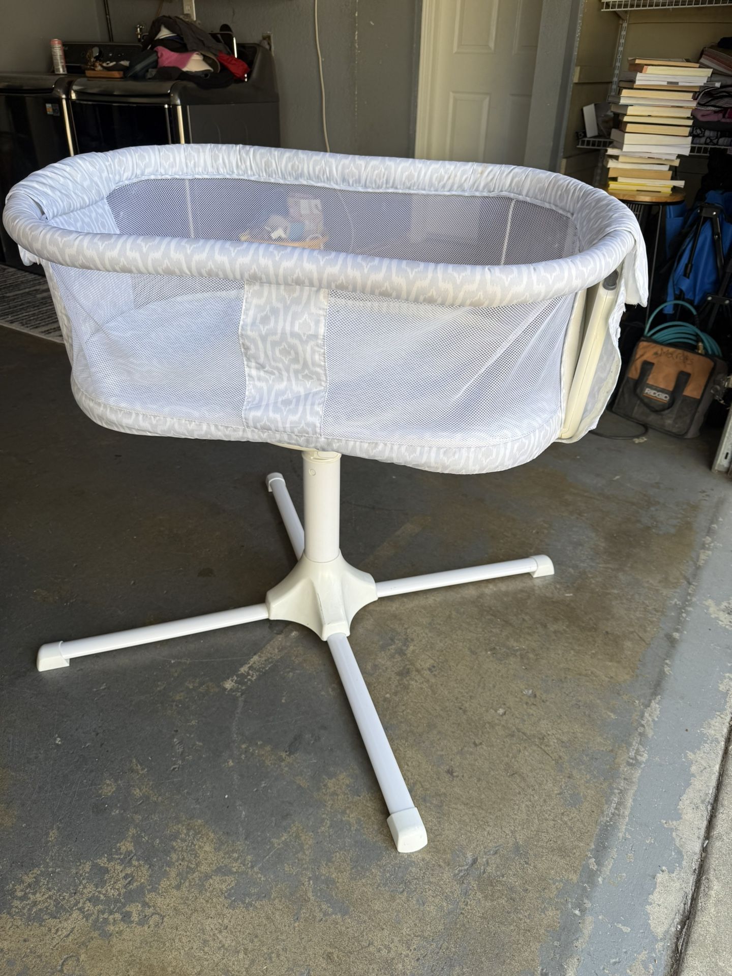 Halo Swivel Sleeper Bassinet 