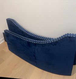 Full Size day bed with trundle