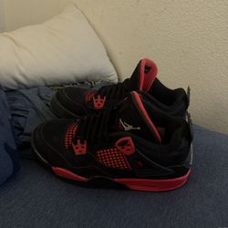 Jordan 4s (thunders) In A Size  5 