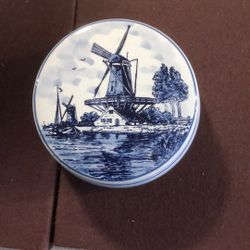 Delft Blue hand painted ceramic trinket box