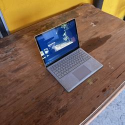 Surface Pro 5 LTE – 256GB SSD / i5 / 8GB + Keyboard 