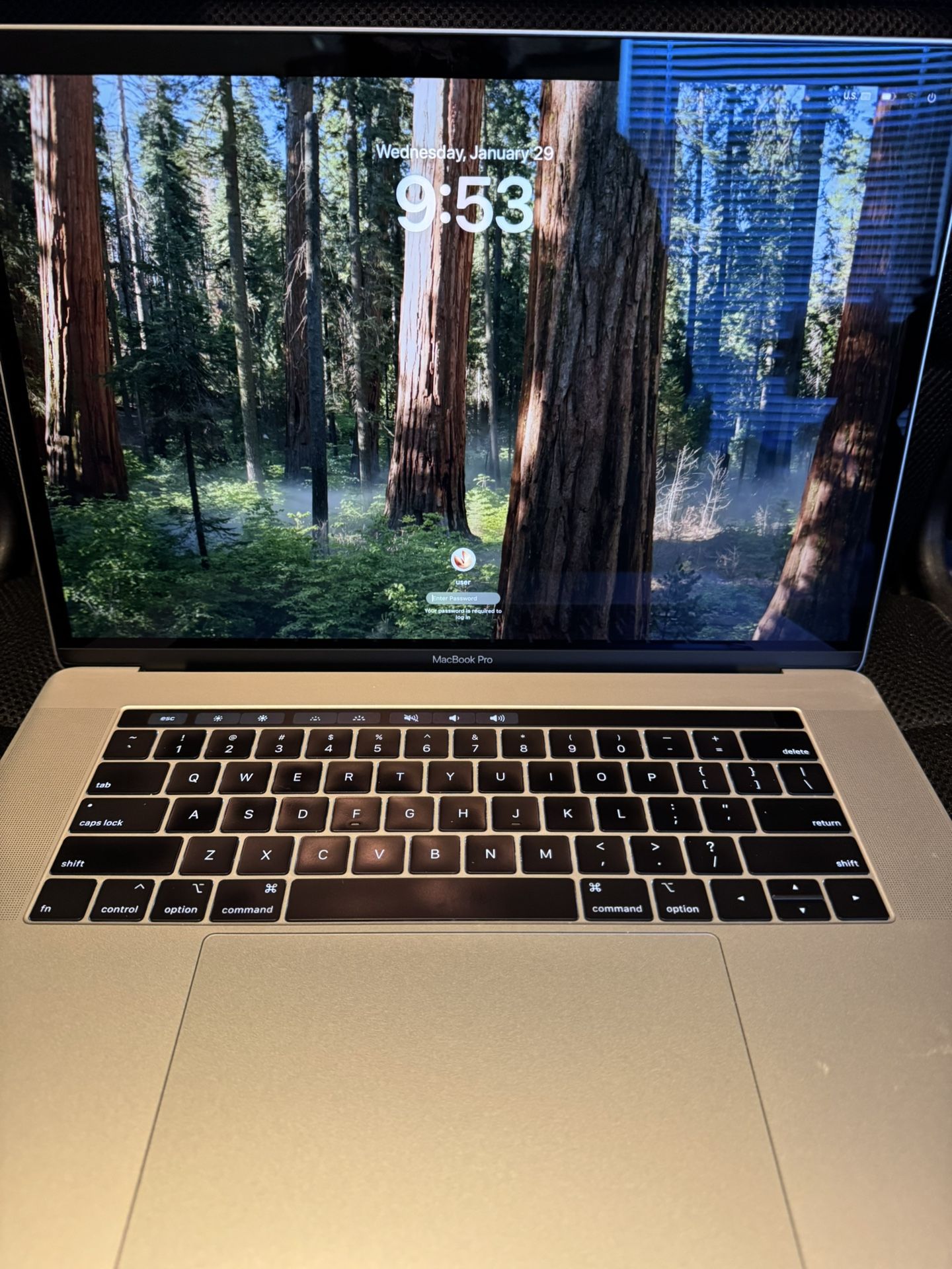 MacBook Pro 2019 (15-inch) i9 w/touchbar 16GB, 512SSD