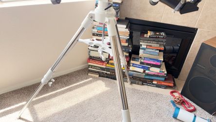 Manual Equatorial Telescope Mount and Tripod – EQ Mount  DESCRIPTION: Manual equatorial telescope mount with tripod.  - Smooth manual controls