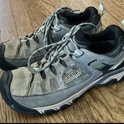 WOMENS KEEN HIKING SHOES