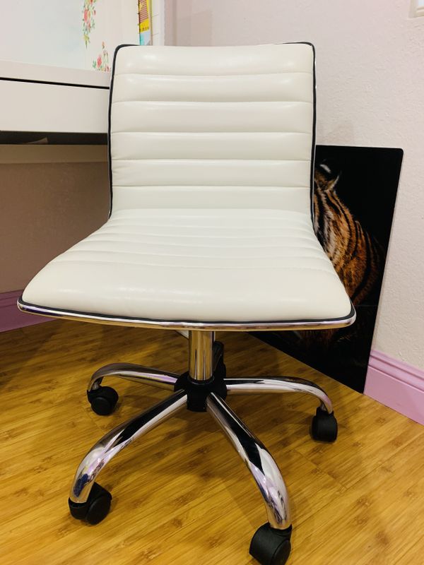 White computer desk chair for Sale in San Diego, CA OfferUp