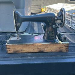 Vintage Singer Sewing Machine Still Works 
