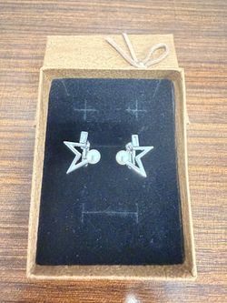 Star-shaped ear cuffs with rhinestones and pearls. Elegant, versatile, and brand new.