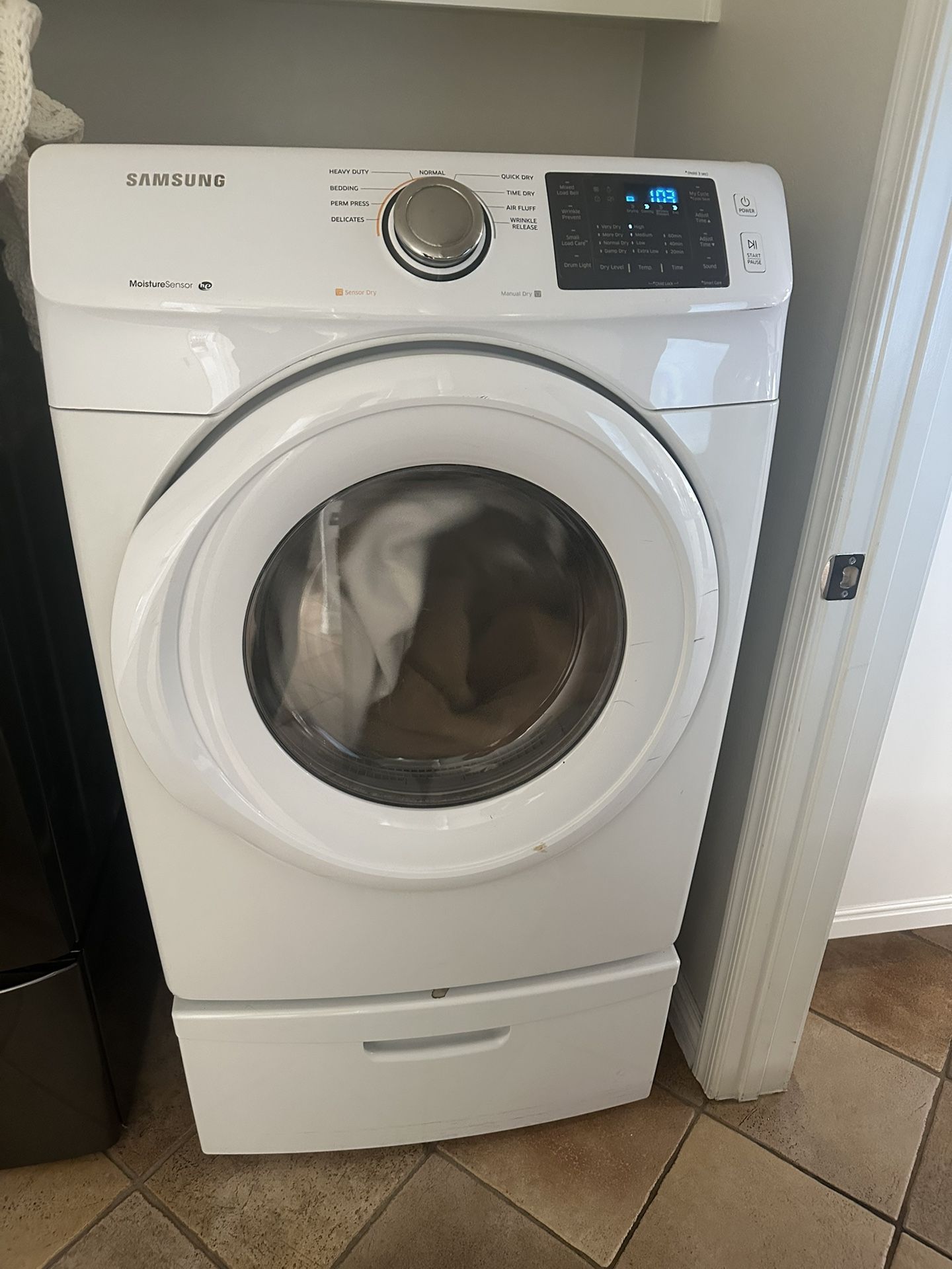 SAMSUNG Gas Dryer Model DV42H5000GW Includes White Pedestal