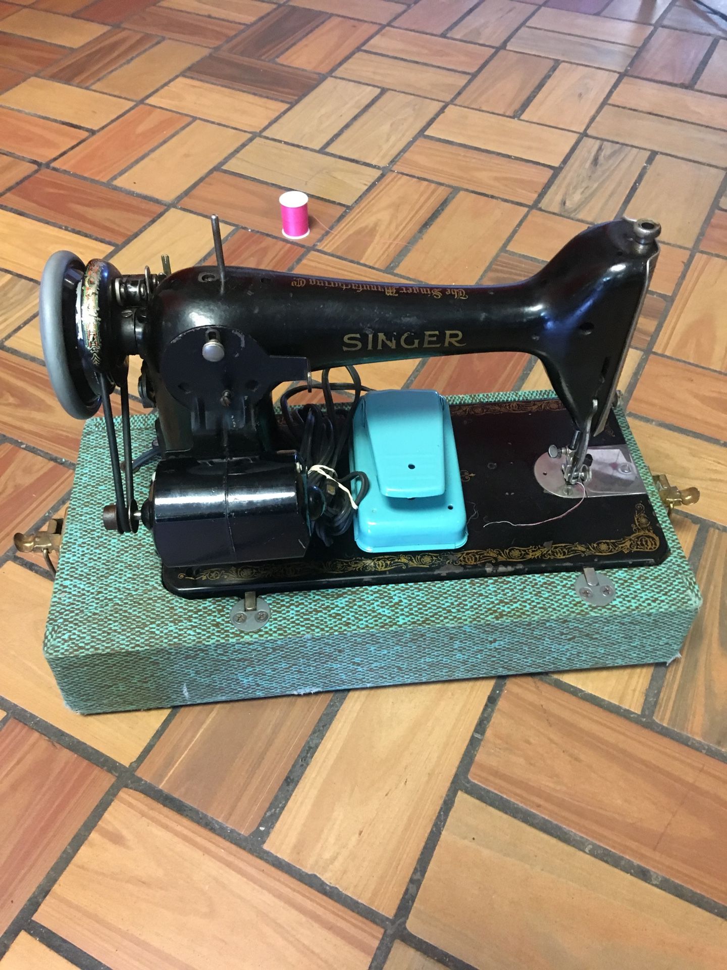Vintage Singer Sewing Machine (From 1900s)