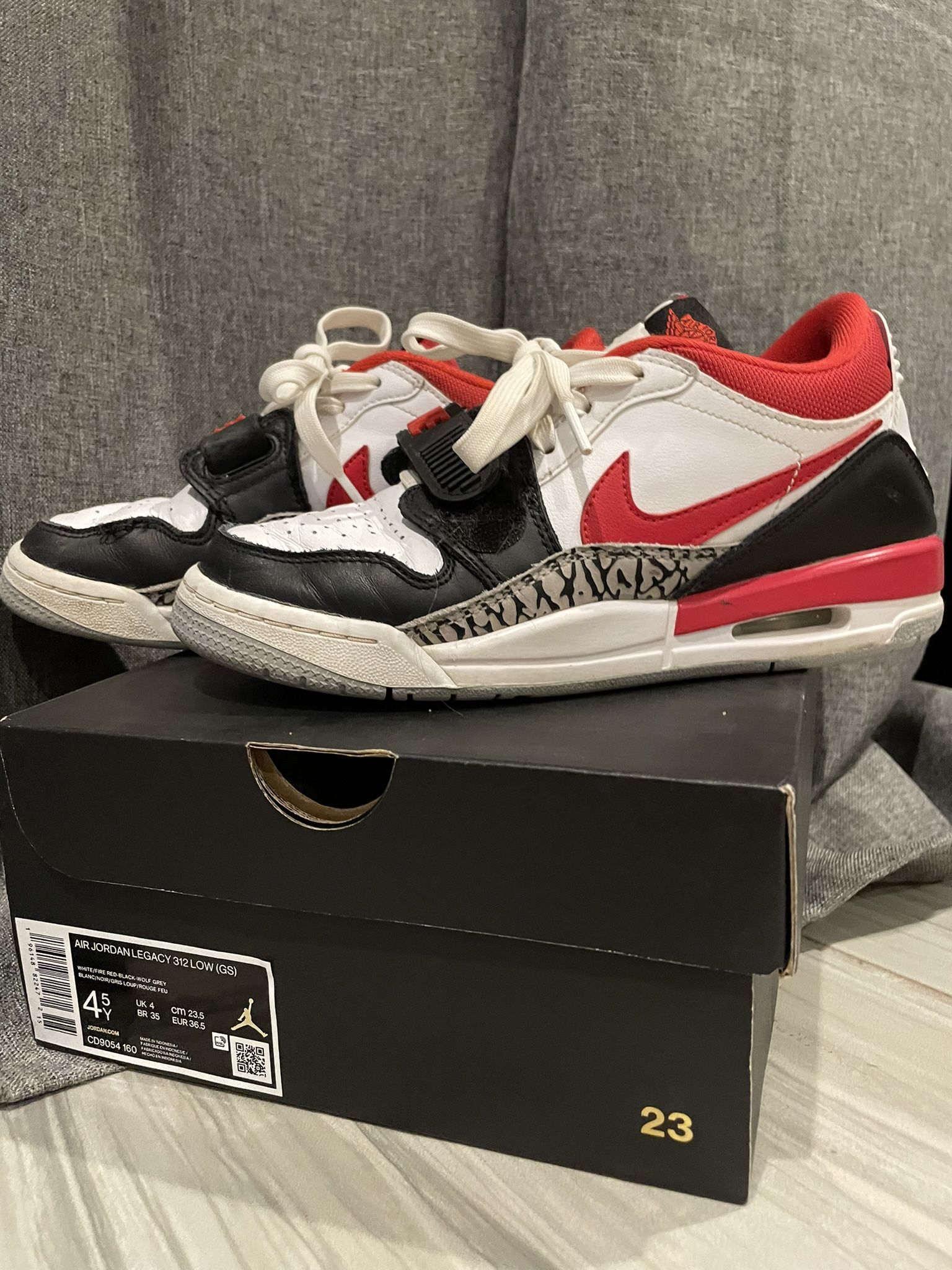 Jordan legacy 312 low size 4 1/2 youth