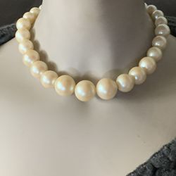 VINTAGE CUTE STRAND LARGE FAUX PEARL IVORY COLOR NECKLACE CHOKER  SILVER PLATED CLASP  15.5”  