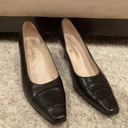 CHANEL Black Leather Pumps Heels Black 38.5  Interlocking CC Logo on Toe  
