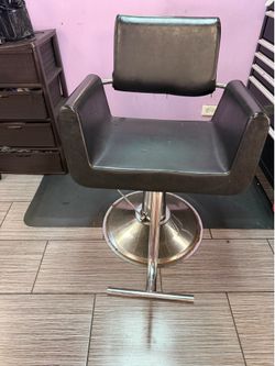 Salon stylist chair