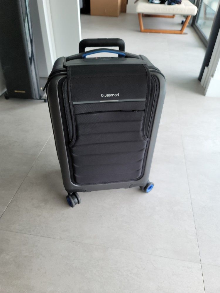 Bluesmart One - Smart Luggage: GPS, Remote Locking, Battery Charger
(Used)