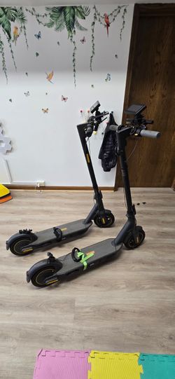 2 Segway Ninebot MAX G30P Electric Scooters – Excellent Condition + Accessories