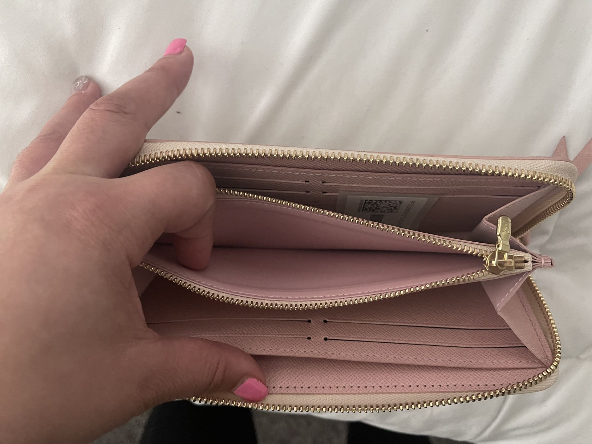 Authentic Louis Vuitton Zippy Wallet for Sale in Los Angeles, CA - OfferUp