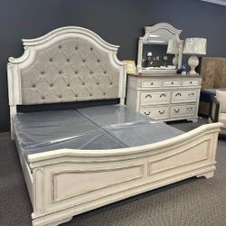 REALYN CHIPPED WHITE PANEL BEDROOM SET