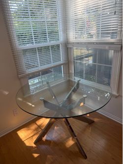Modern Round Glass Dining Table – Tempered Glass & Chrome Base – Excellent Condition