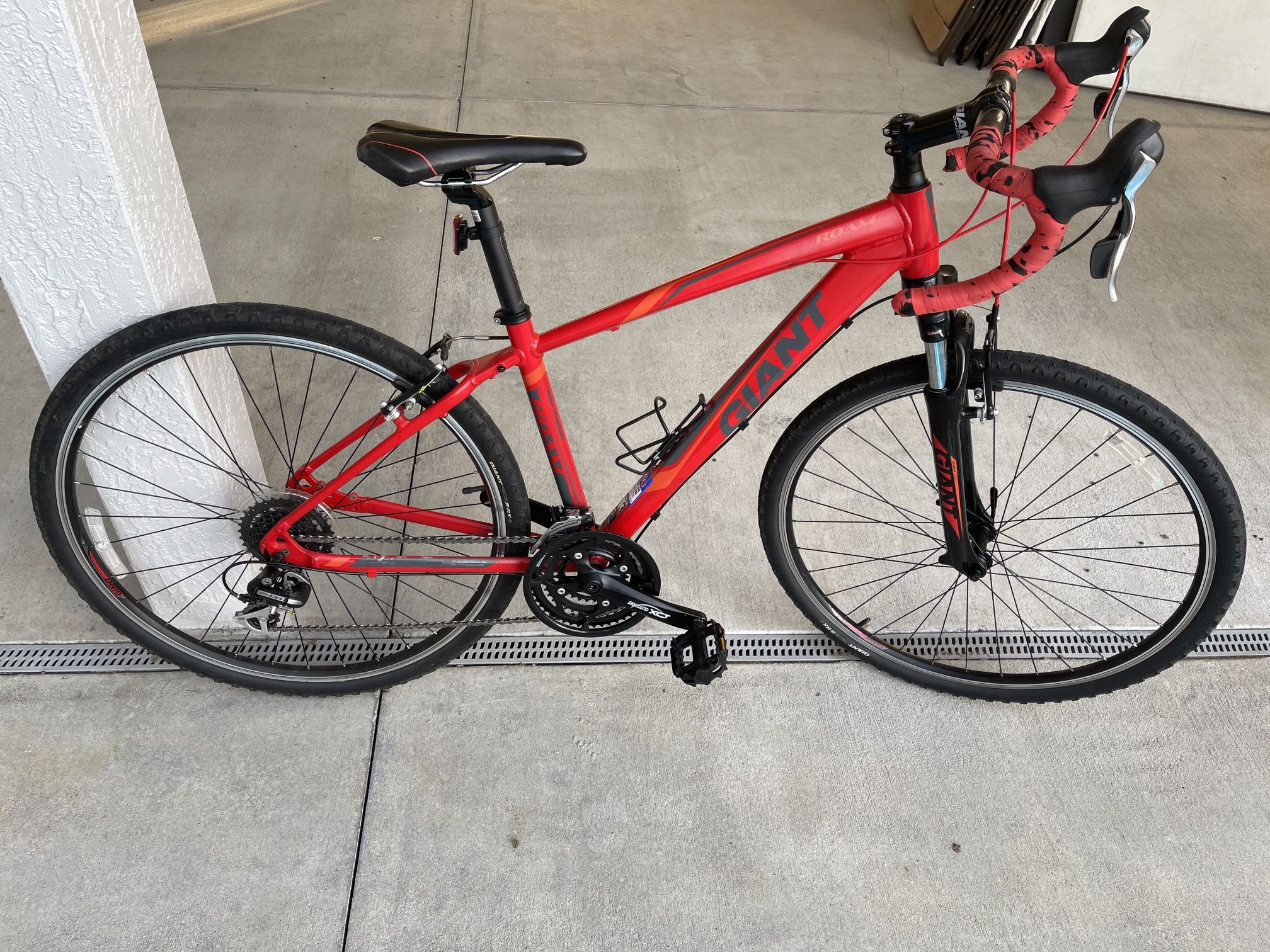 Customized 2022 Giant Roam 3 S Matte Red/Gloss Red Gravel Bike