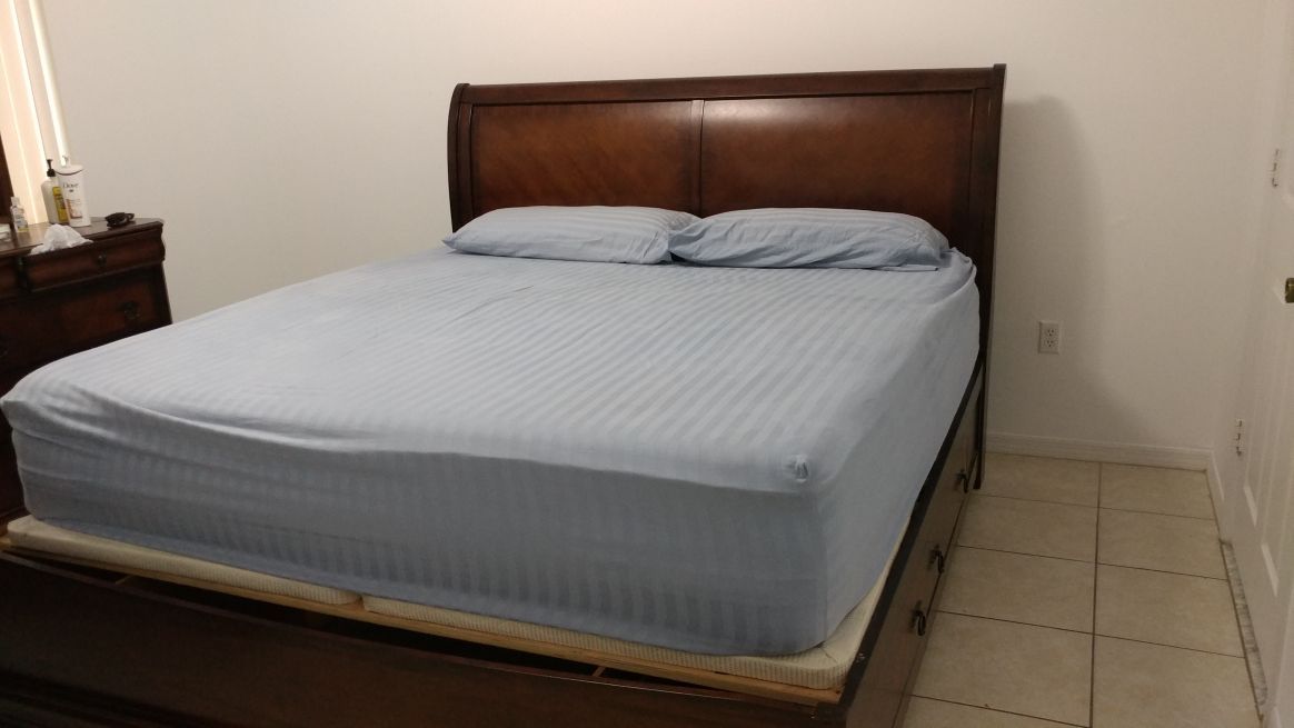 King size bed included mattres El dorado furniture.Cama king de medida o sea la mas grande en medida y la comoda fue comprada en El dorado furniture