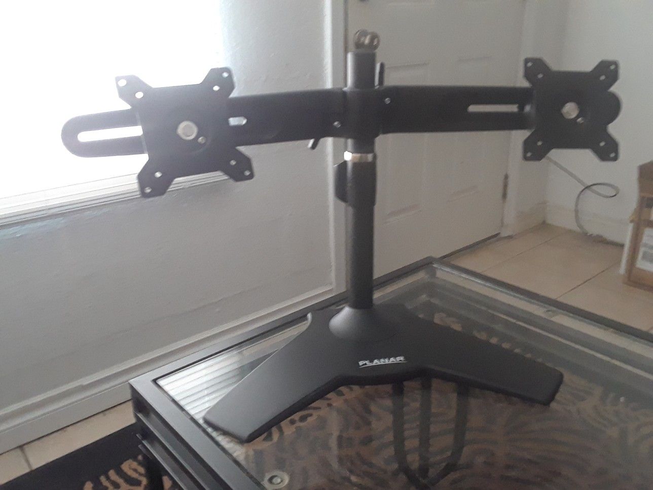 Planar dual monitor stand