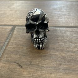 Black & White Marble Skull Carving – Handheld Decorative Stone Sculpture