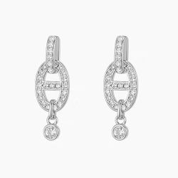 A classic retro women's earrings