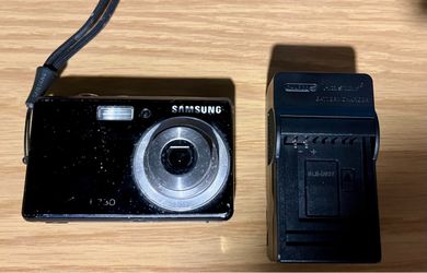 Samsung I730 Compact Digital Camera with Charger