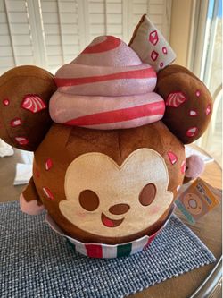 Disney Munchlings Peppermint Bark Cupcake Mickey