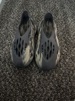 Yeezy Foam Runners – Men’s Size 7 – $25