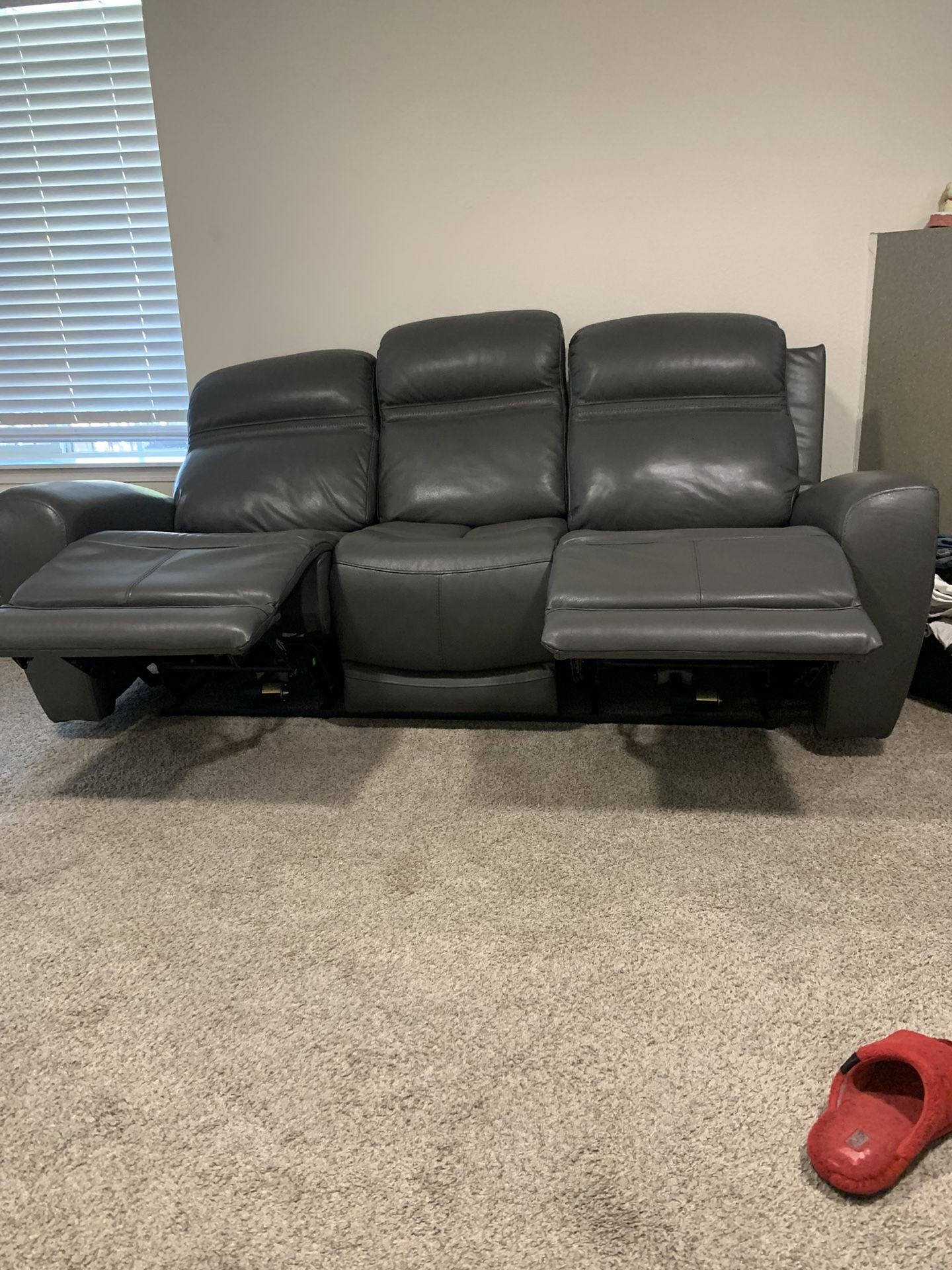 Leather Recliner Sofa And Love seat Excellent Condition