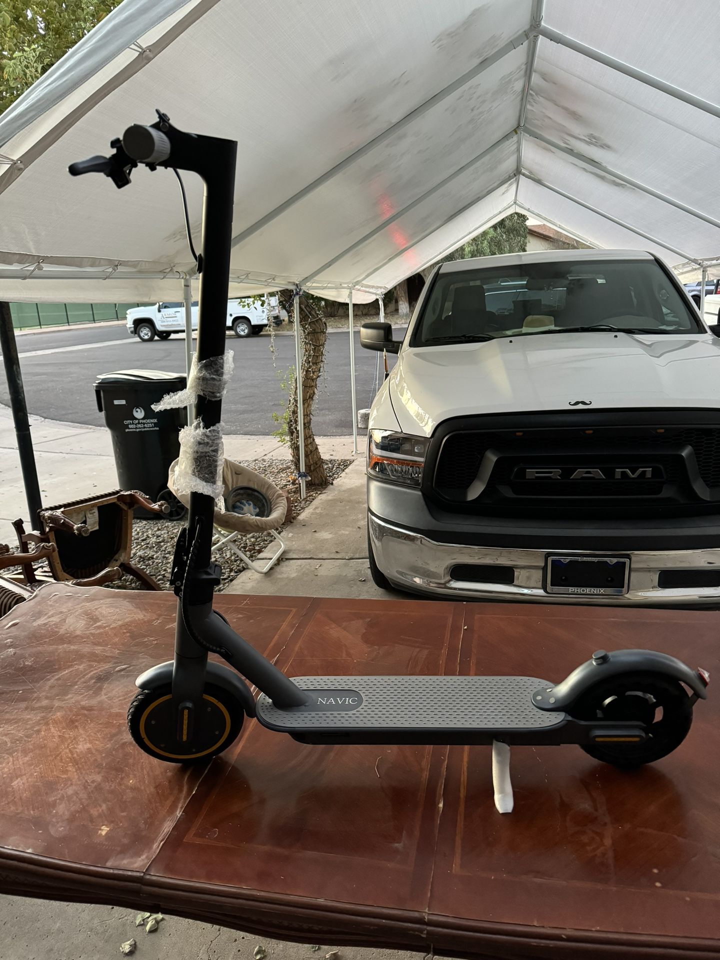 NAVIC Electric Scooter, 19Mph Top Speed, Up to 19/23 Miles Range, 8.5" Solid Tires, Folding Commuting Scooter, Dual Braking, Dual Suspension