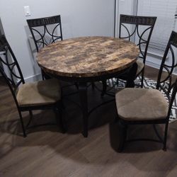 Table/chairs 