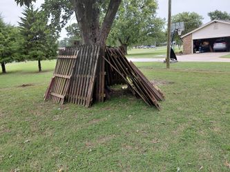  6 Foot  Tall Fence In Sectiin 