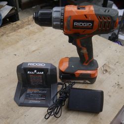 RIDGID DRILL R860052 WITH 1 BATTERY AND CHARGER 880123-1