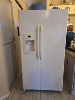 2011 GE Side By Side Refeidgerator